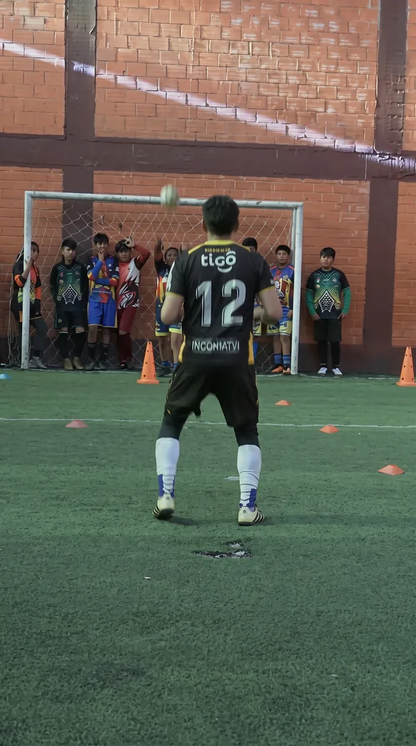 Jugador con el número 12 frente al arco durante un entrenamiento