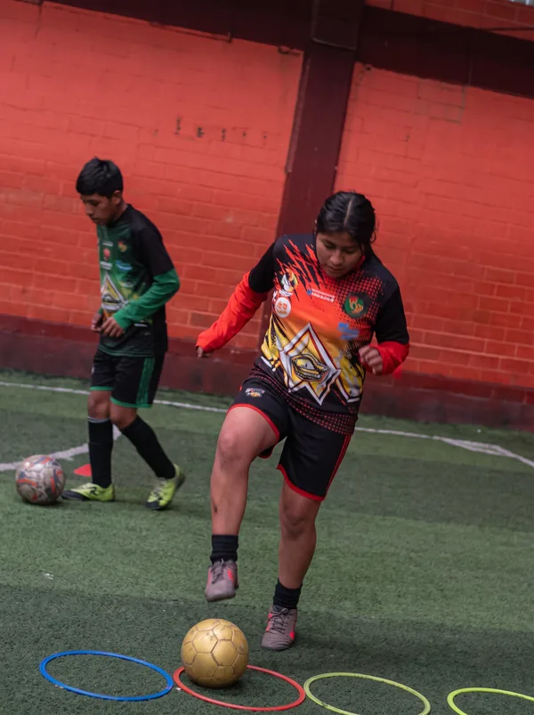 Jugadora conduciendo el balón en un ejercicio técnico