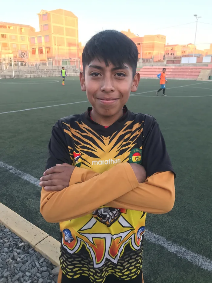 Jugador de Nuevas Estrellas con el uniforme del club, de brazos cruzados