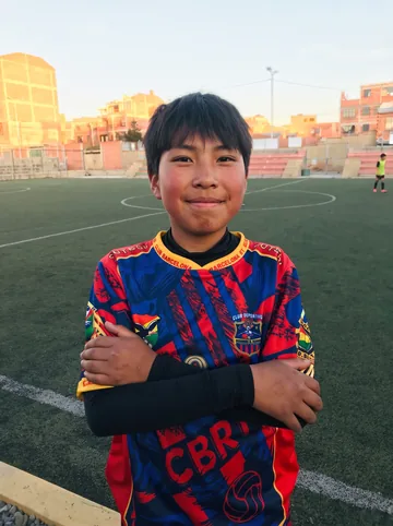 Jugador de Nuevas Estrellas de brazos cruzados en la cancha